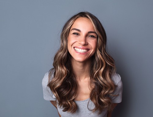 Invisalign vs Six Month Smiles: Which Clear Braces are Right For You?